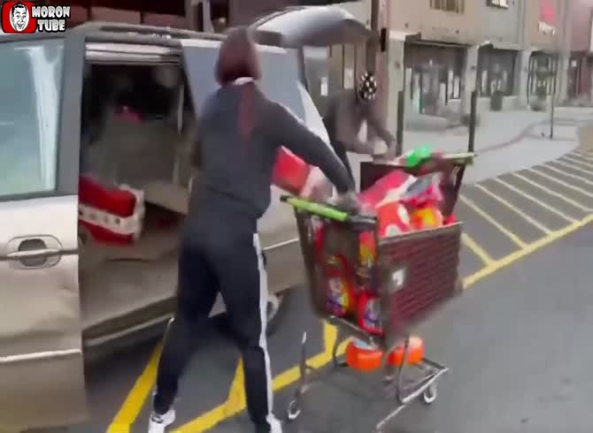 Video :These days, it looks like most Americans don't pay for their groceries!